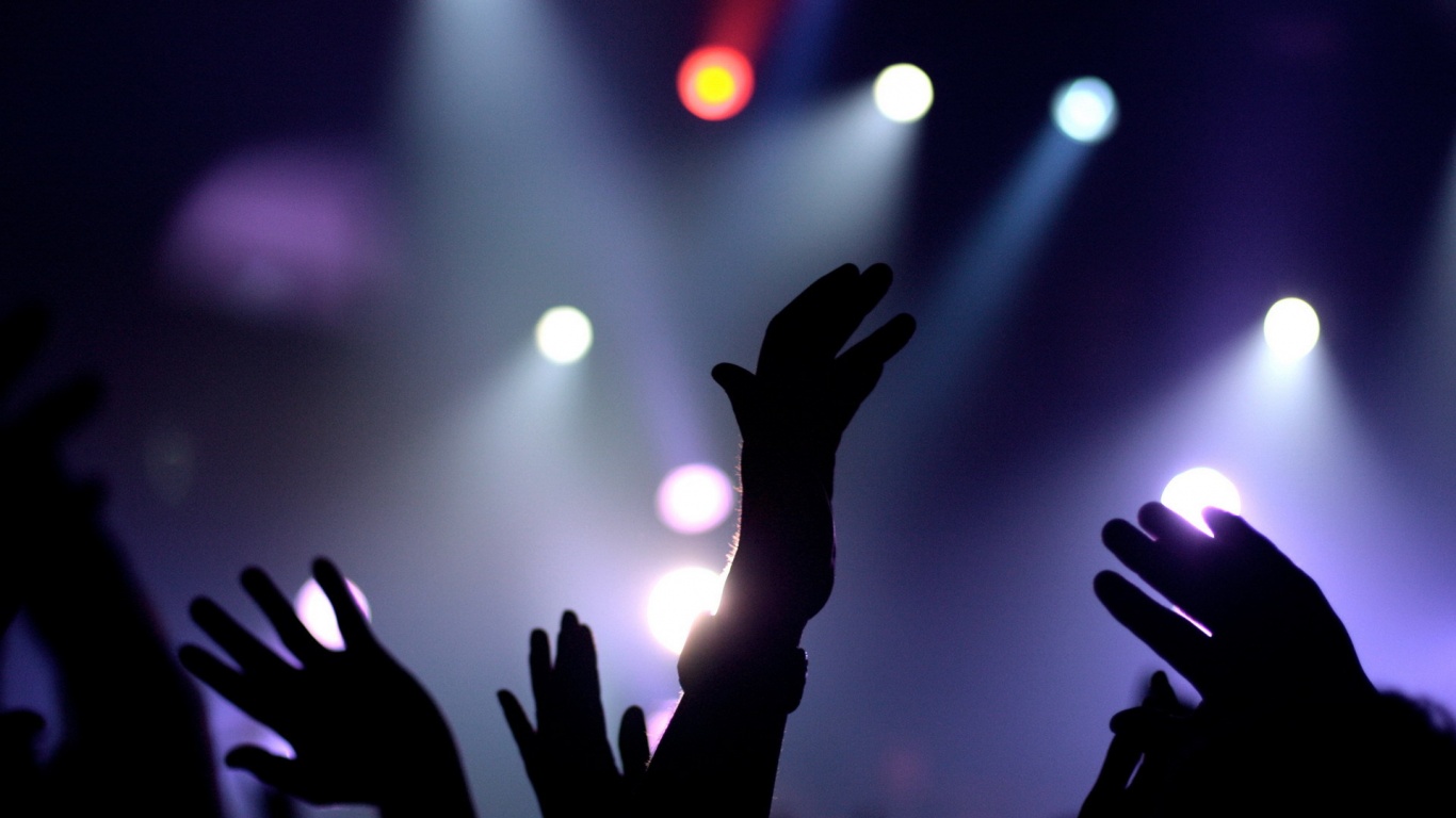 Руки людей на концерте обои