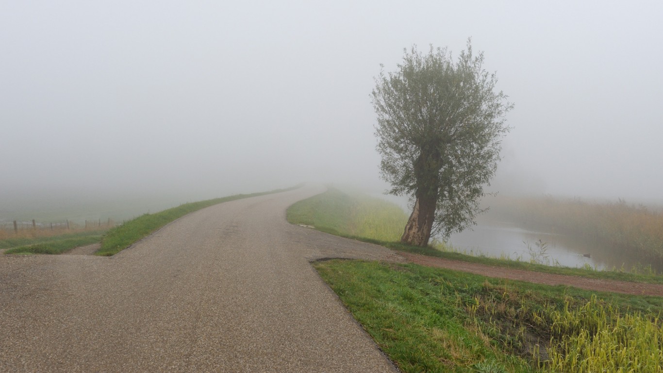 Дорога растворяется в тумане обои