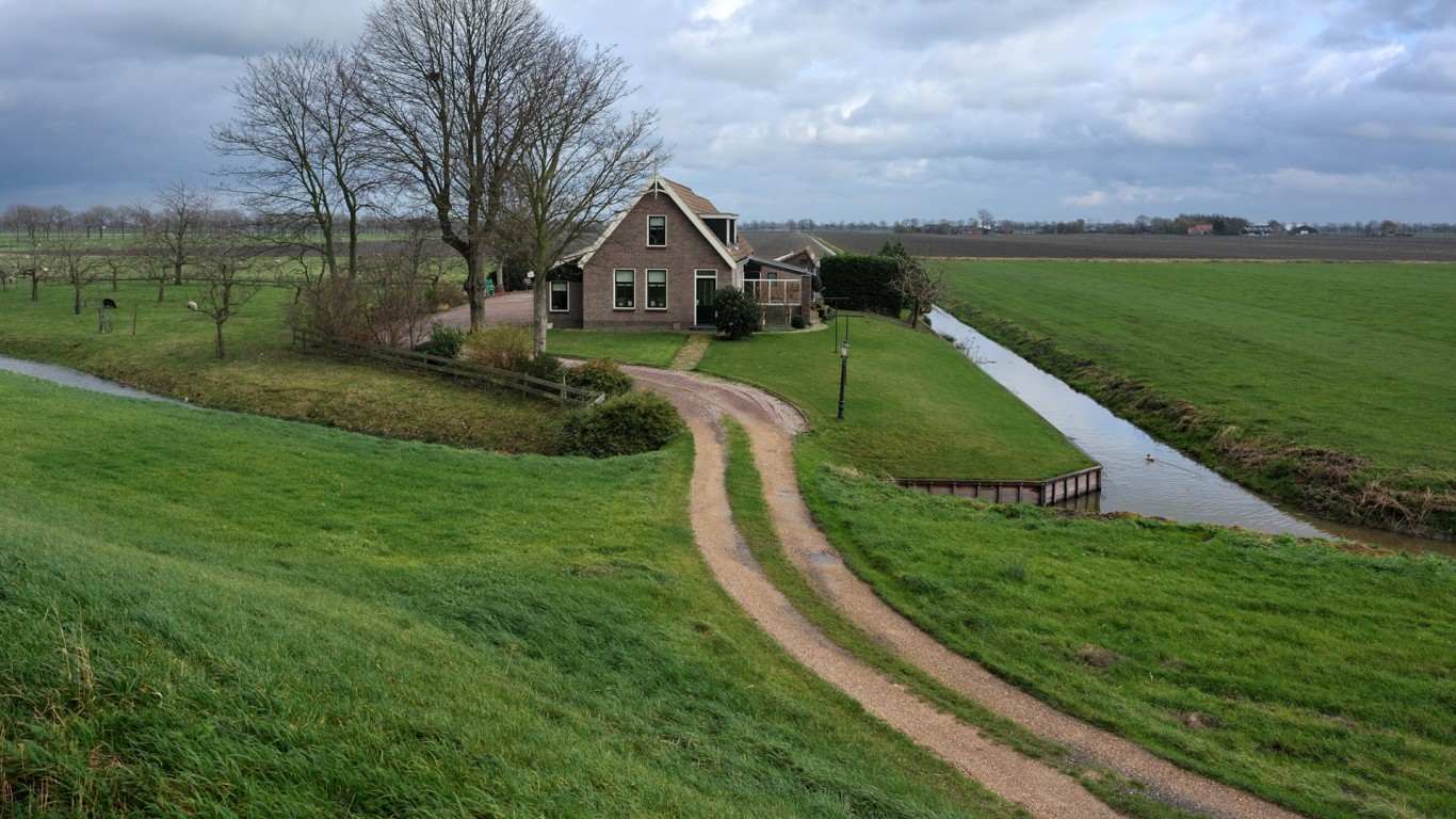 Дом в поле обои