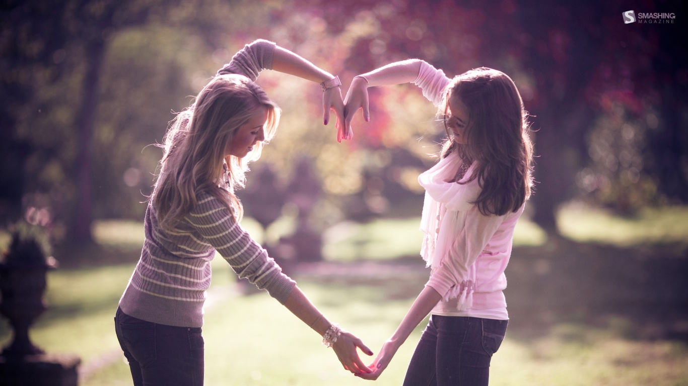 Две девушки и сердце из рук обои