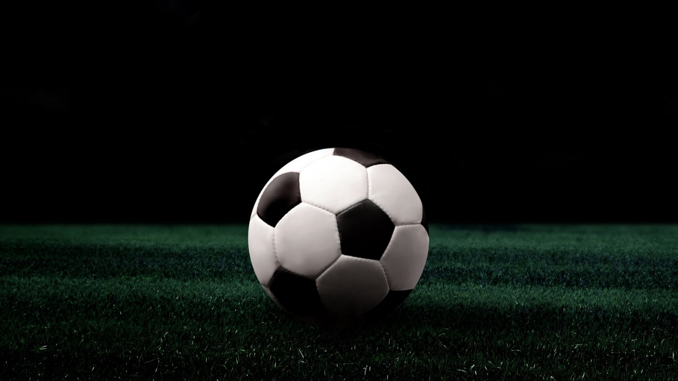 Футбольный мяч на темном поле обои