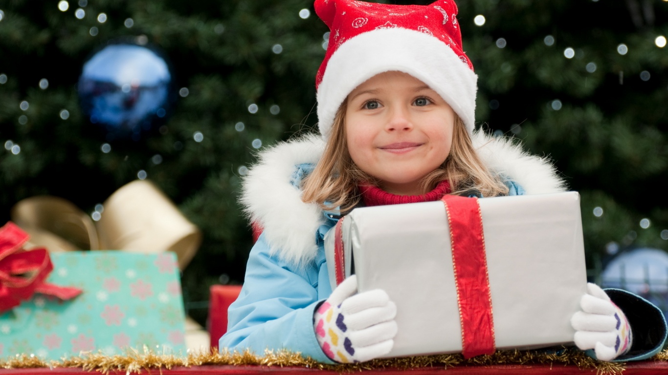 Ребенок с подарком обои