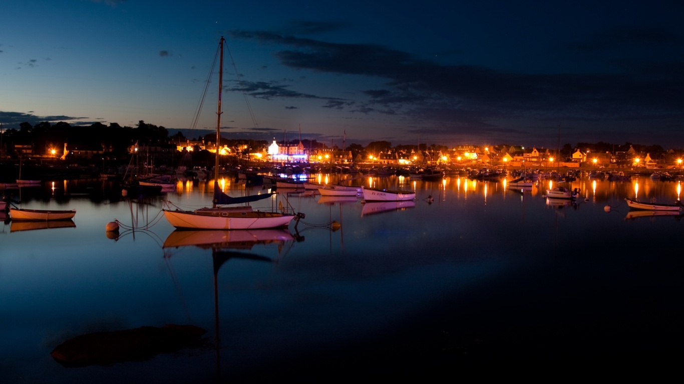 Лодки на вечерней воде обои