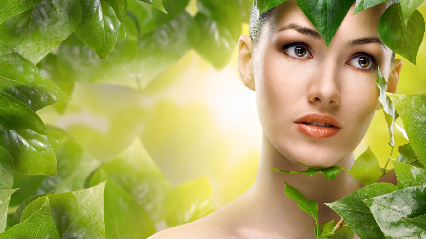 Девушка с зелеными листьями обои