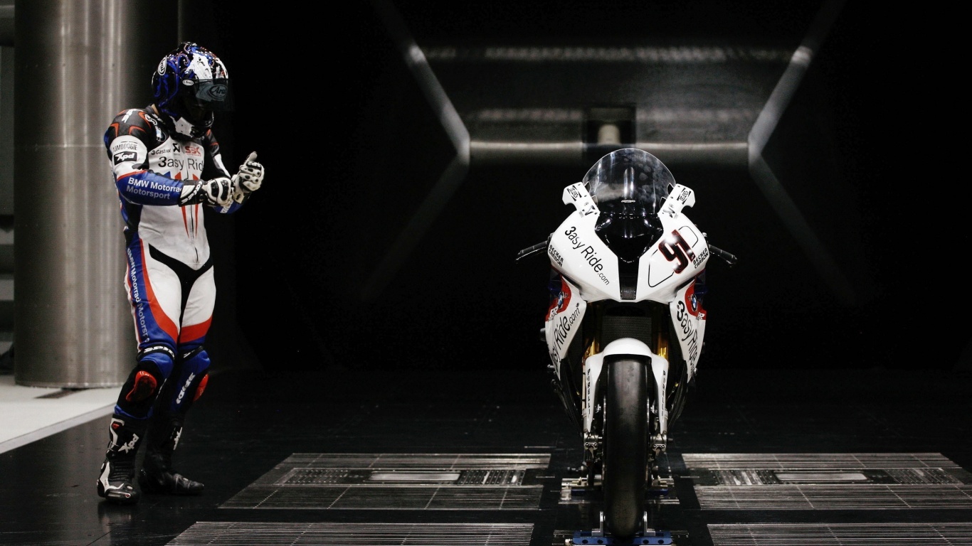 Мотоцикл на тестовом стенде обои