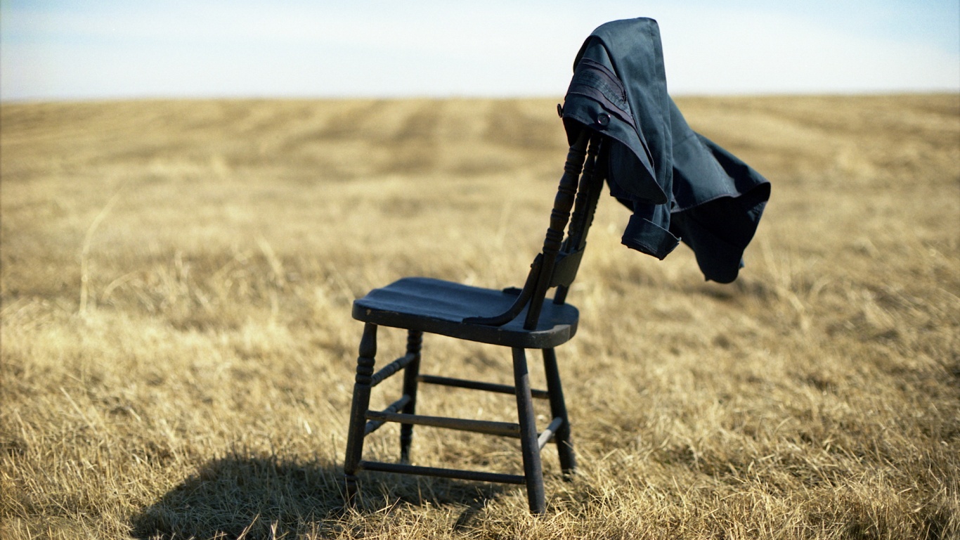 Стул в поле обои