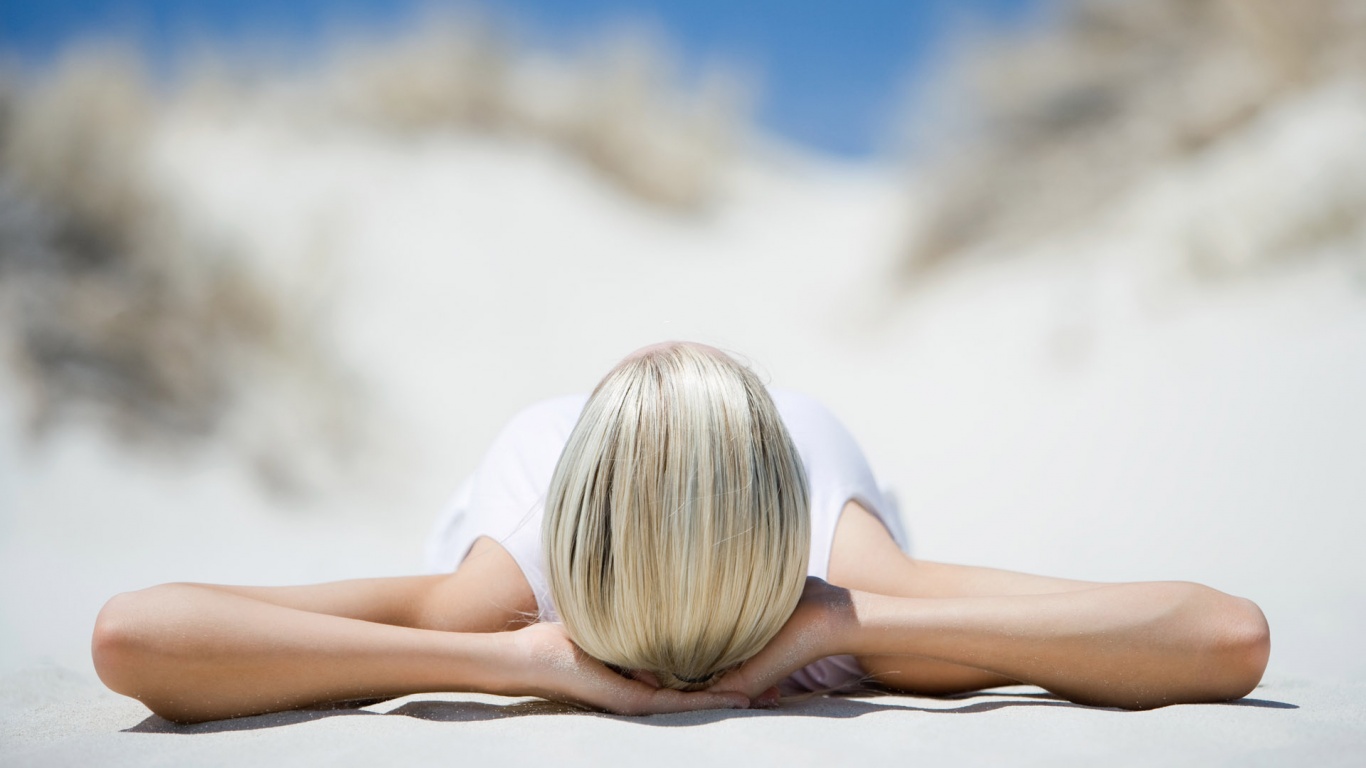 Девушка на солнце обои