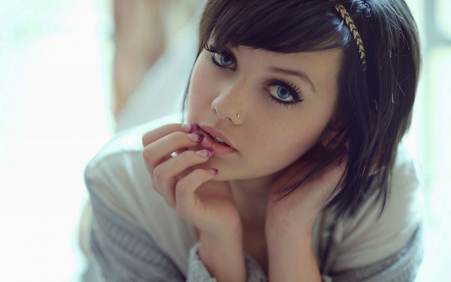 Задумчивая девушка обои