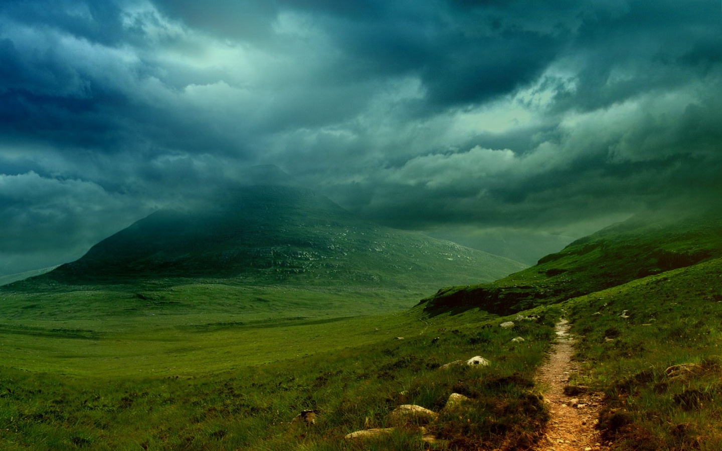 Тропинка средь холмов обои