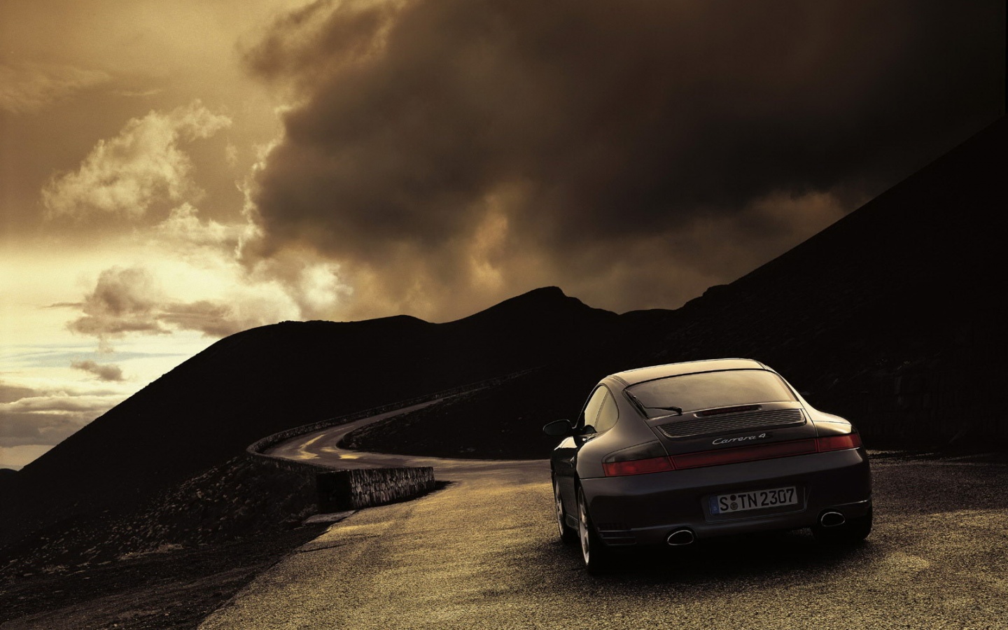 Черный Порше на горной дороге обои