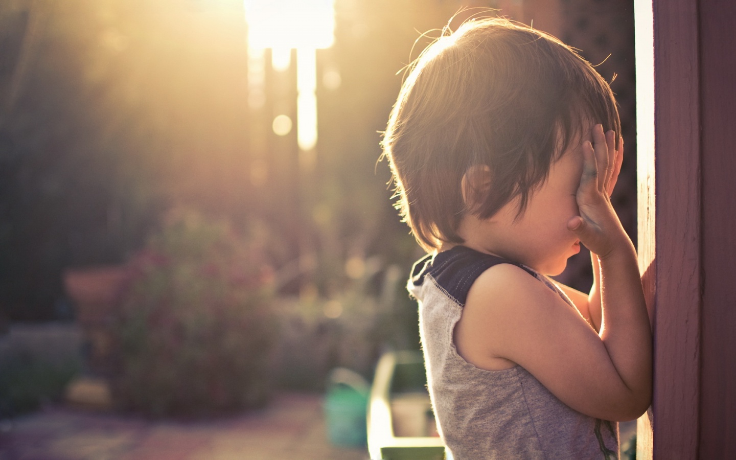 Малыш играет в прятки обои