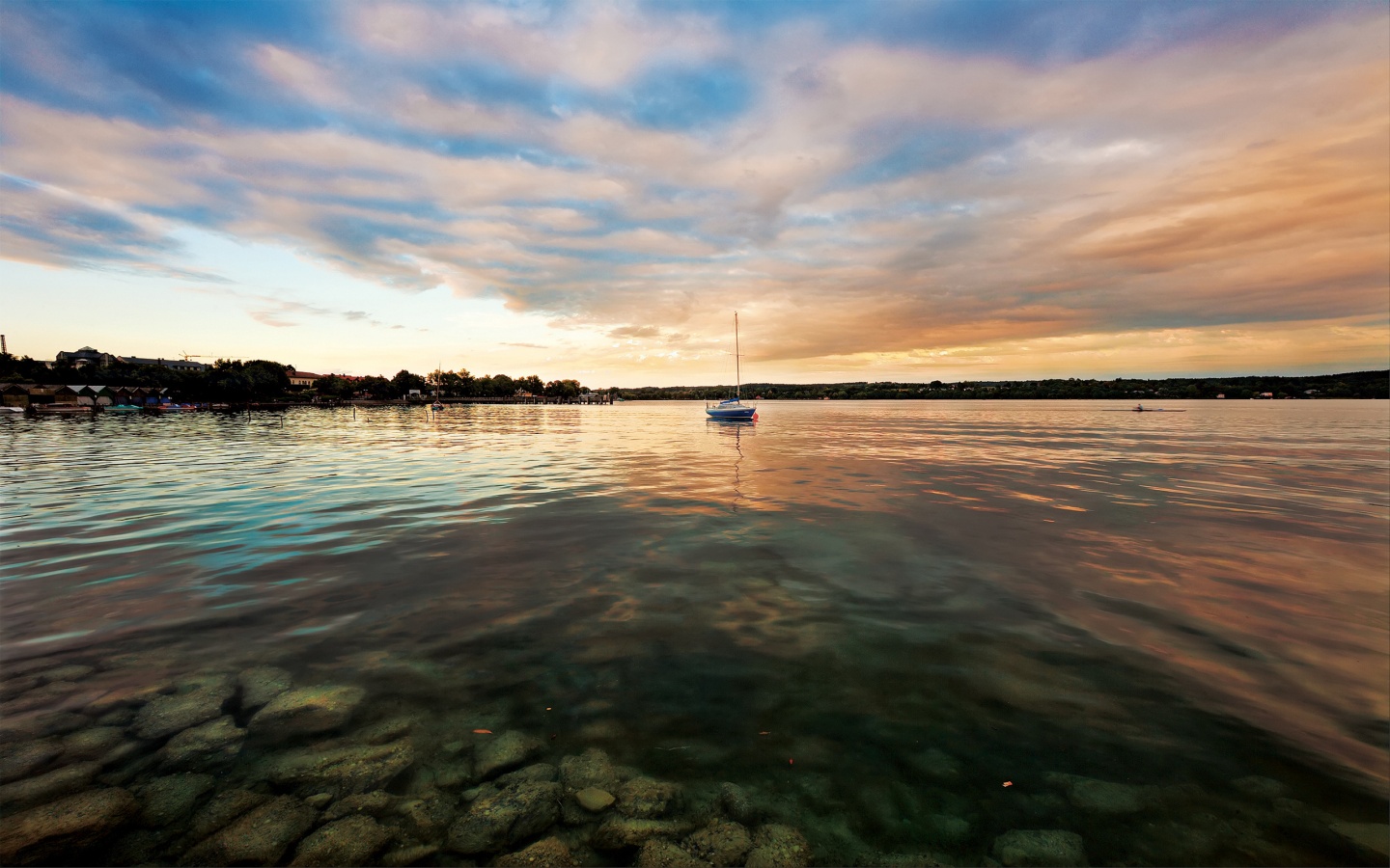 Яхта на озере обои