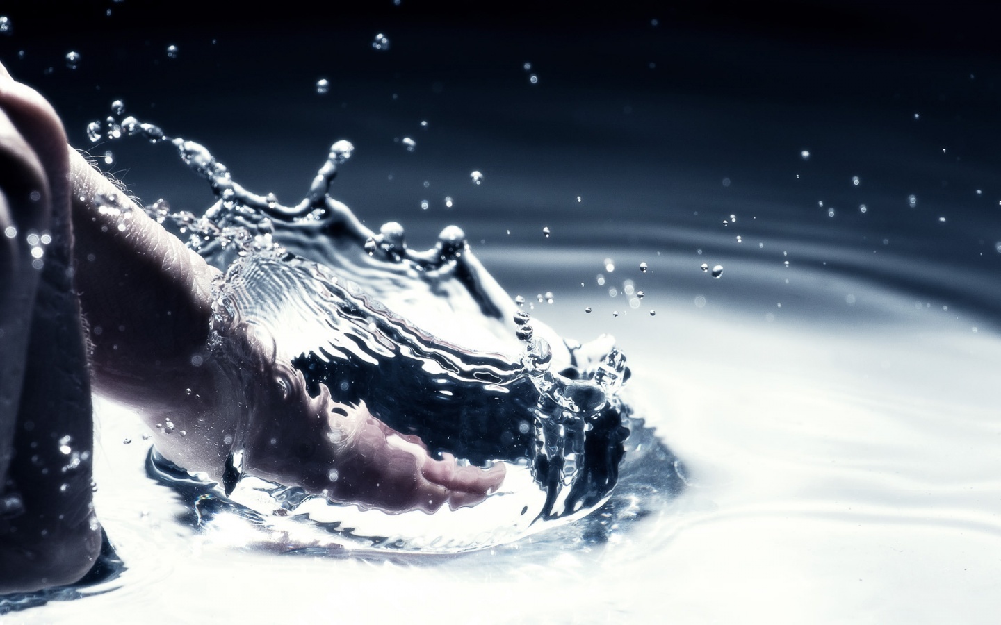 Палец в воде обои