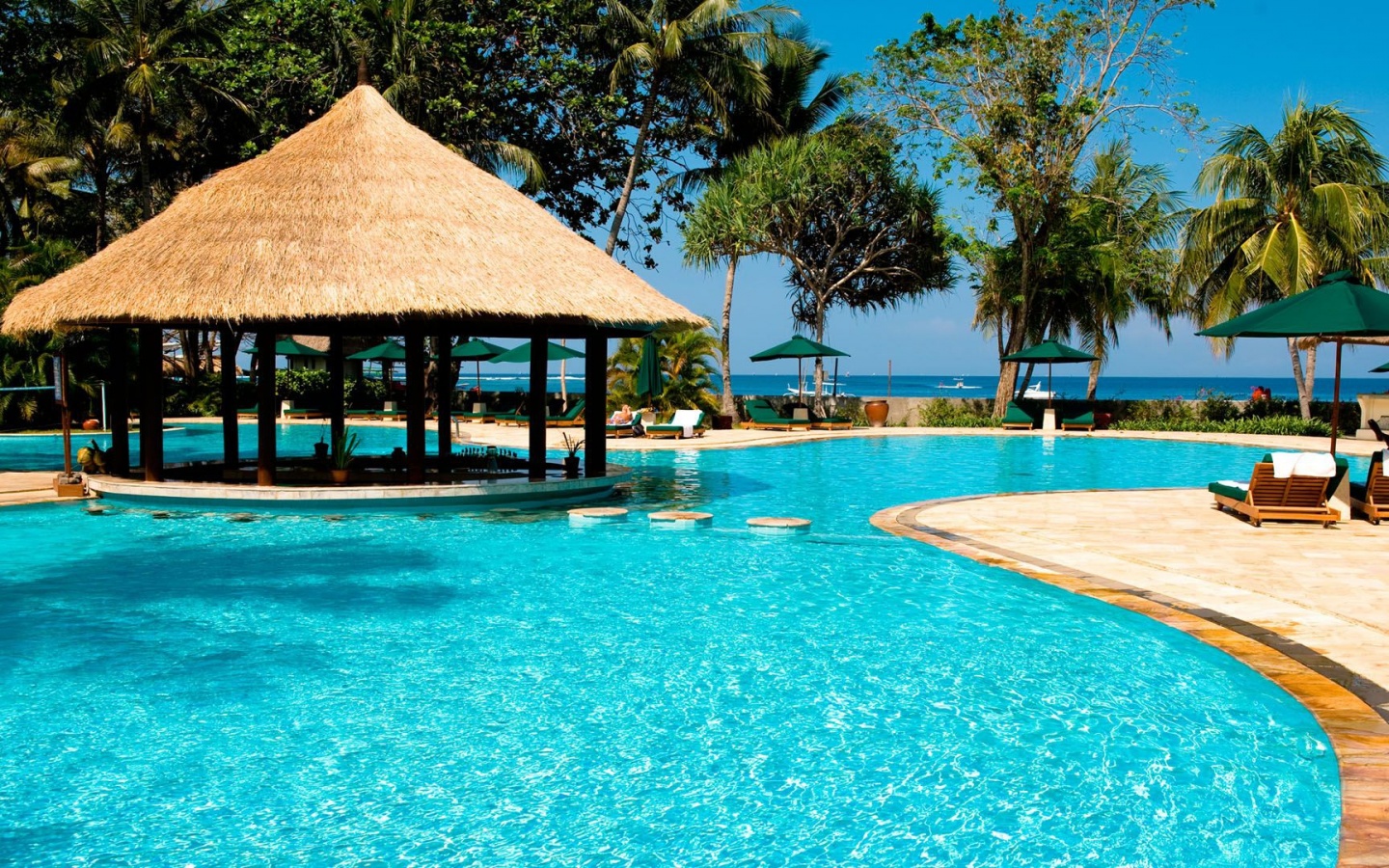 Бассейн отеля обои