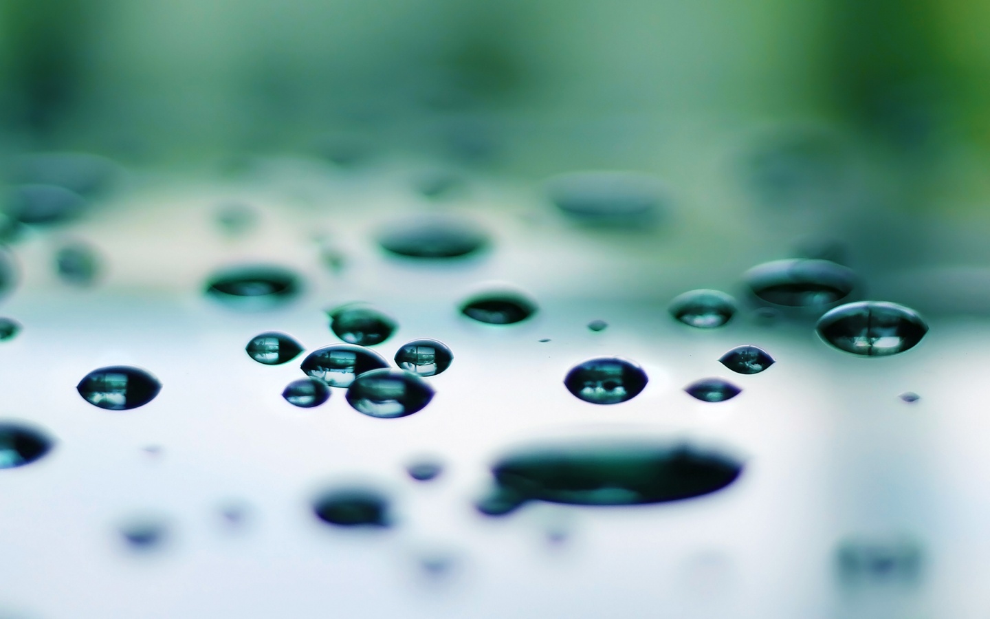 Темные капли на зеркальнйо поверхности обои