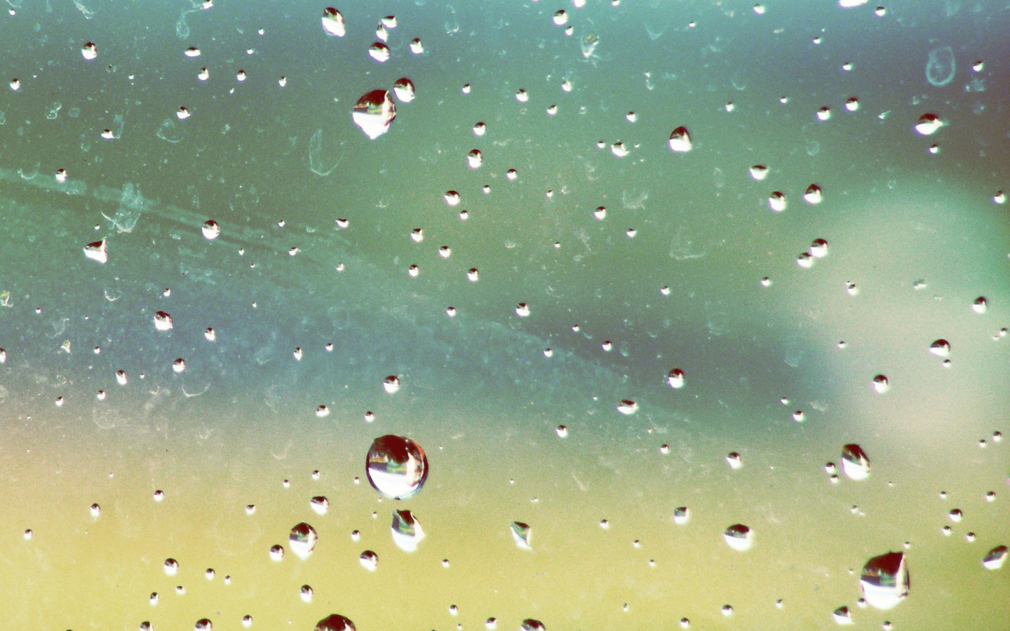 Капли на грязном стекле обои