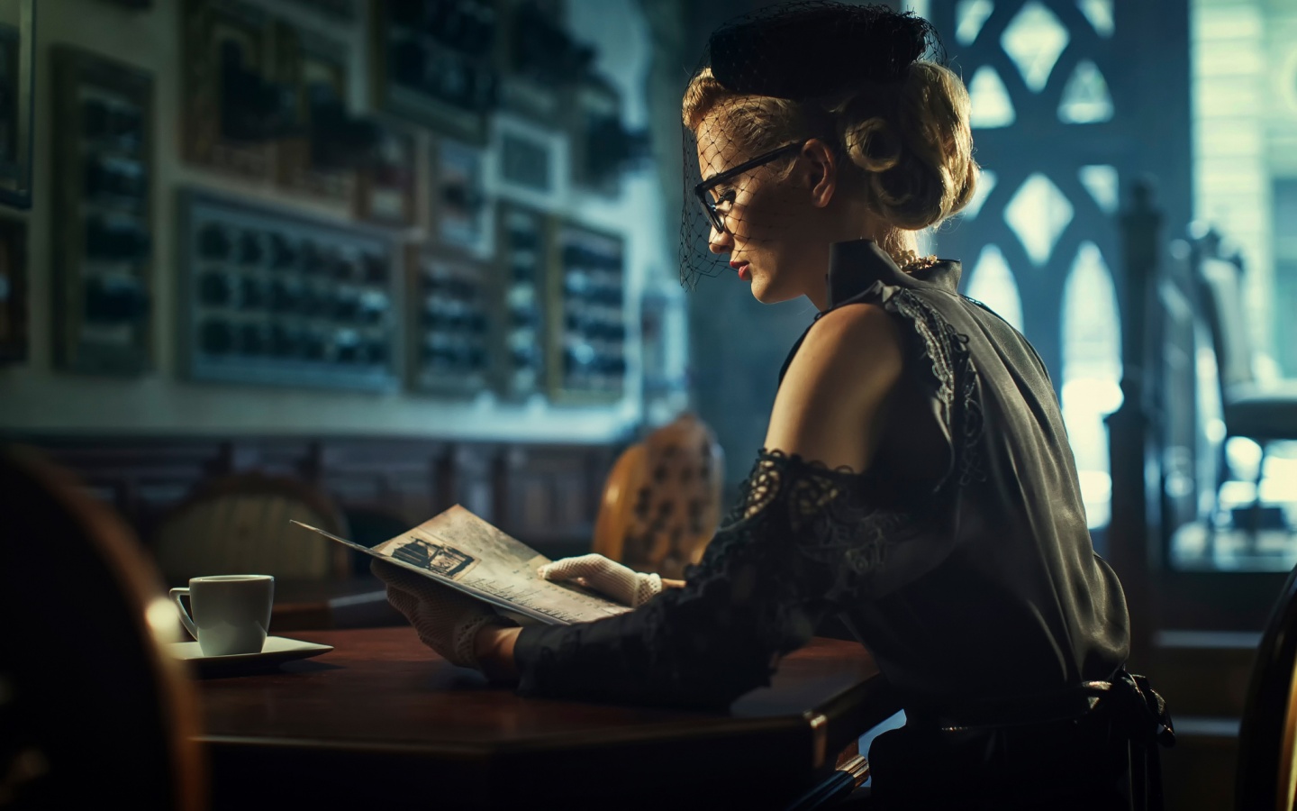 Витажная девушка в кафе обои