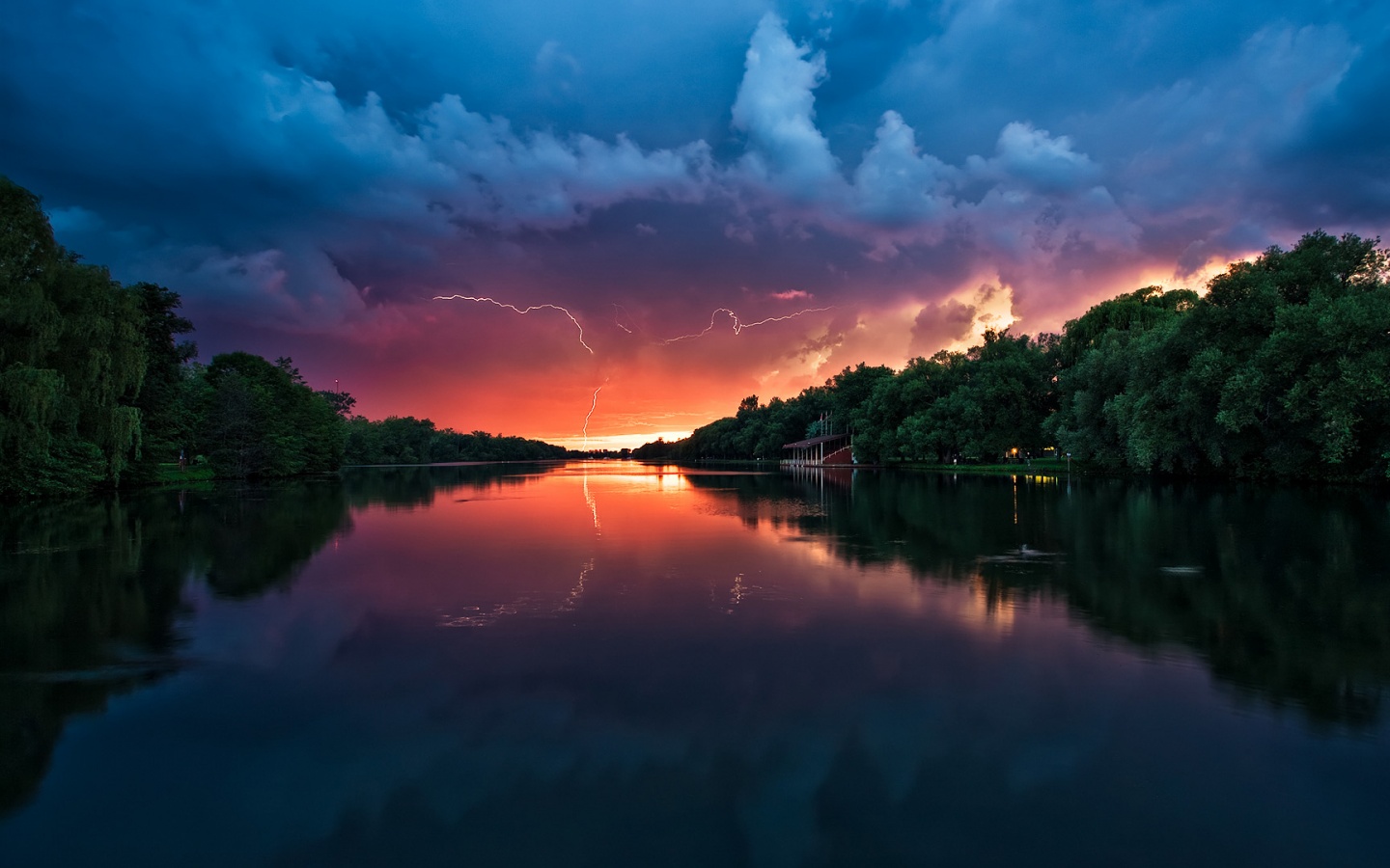 Молнии на фоне заката, стандартные обои mac обои