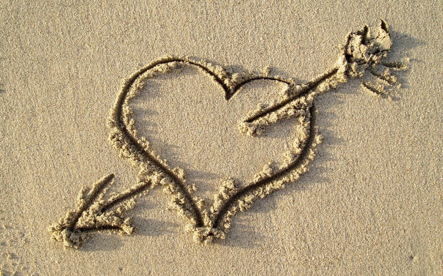 Сердце на песке обои