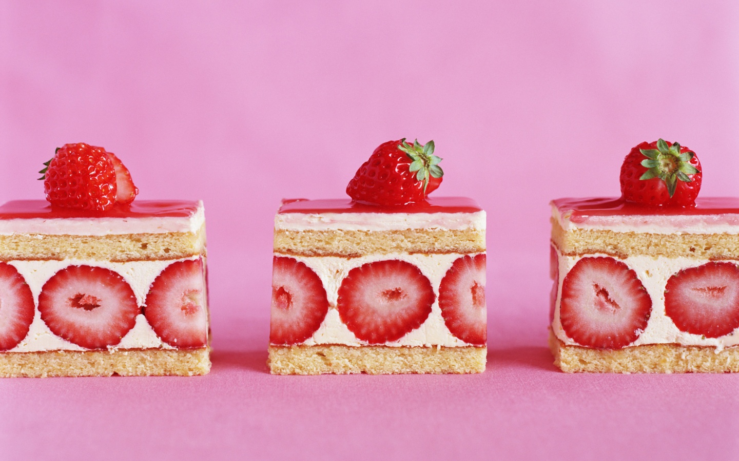 Ломтики клубничного торта обои
