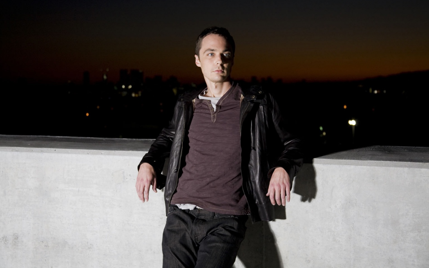 Джим Парсонс на балконе обои