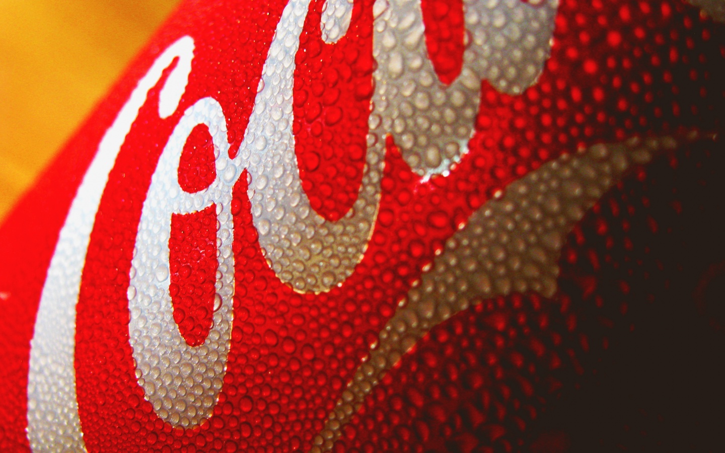 Запотевшая банка Кока-Колы обои