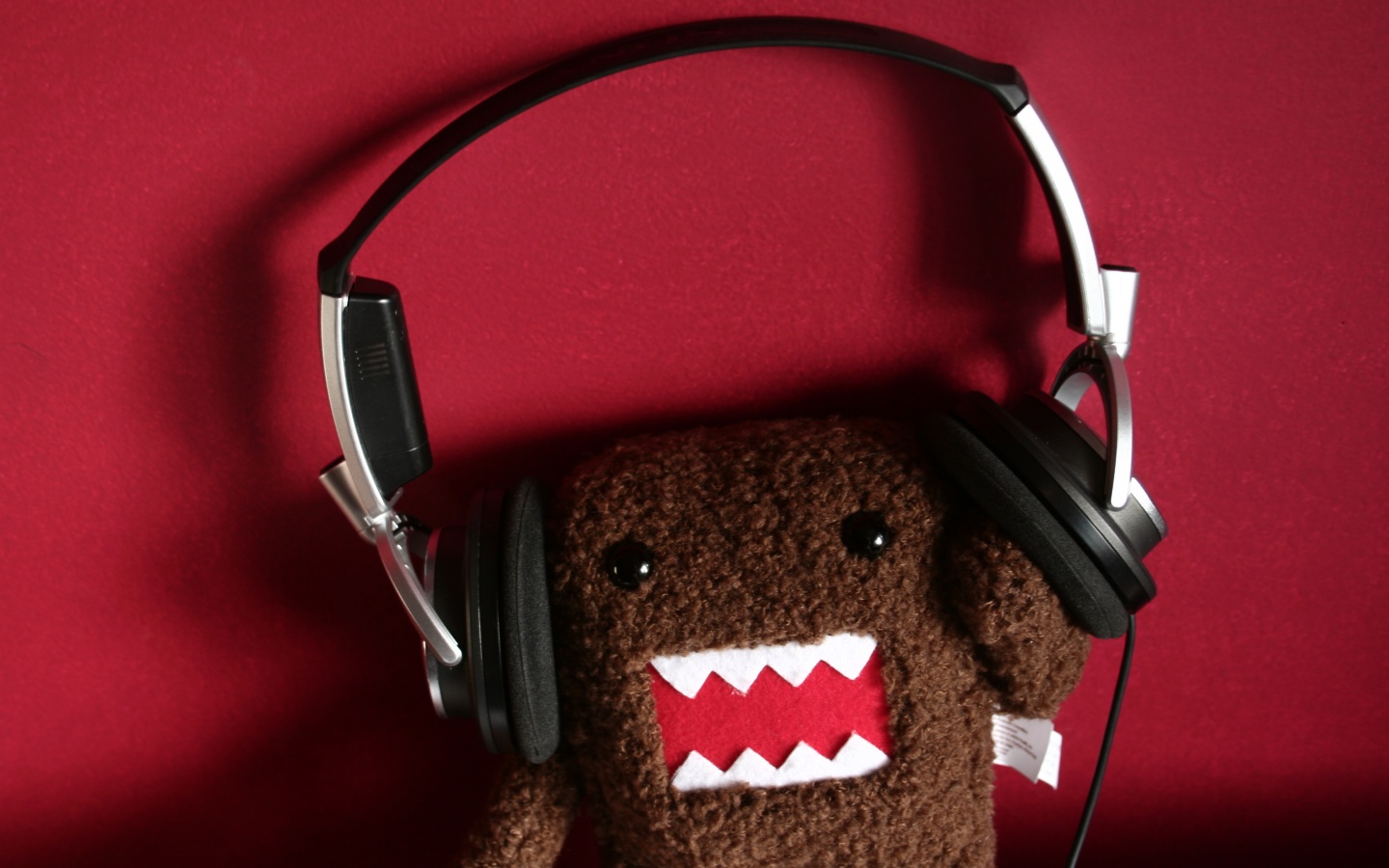 Демокун в наушниках обои