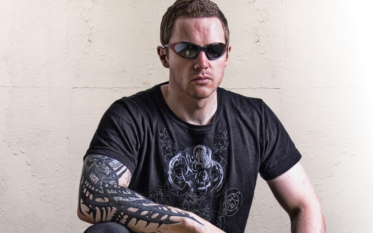 Парень с татуировкой обои