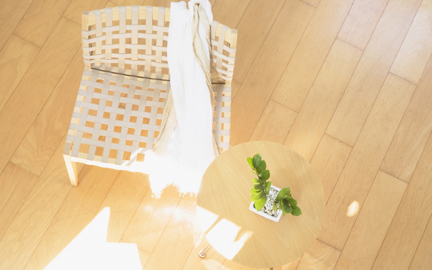 Отдых на плетенном кресле обои