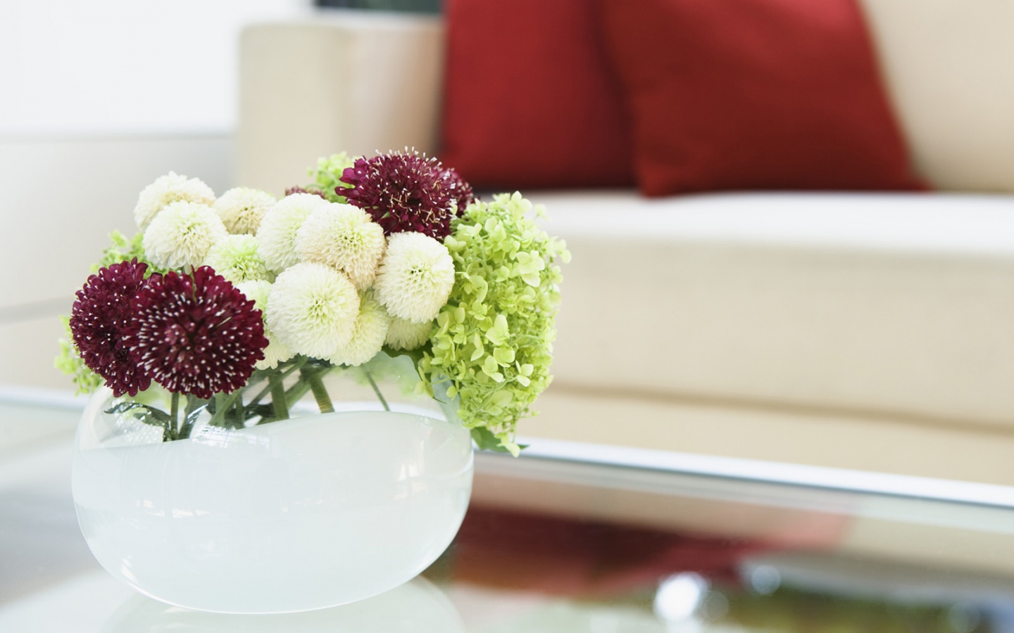 Цветы в белой вазе обои