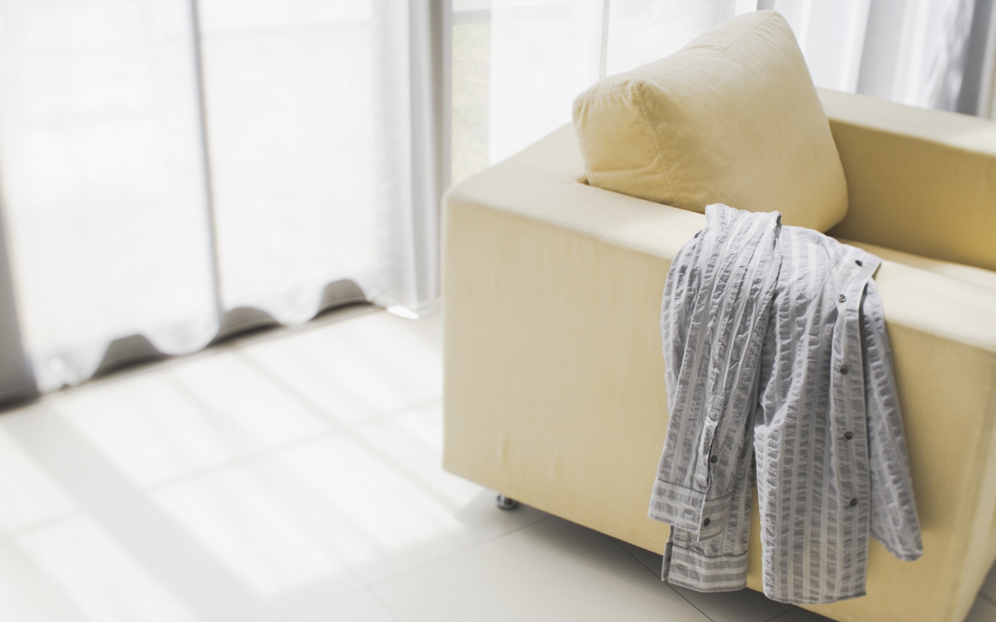 Рубашка на кресле обои