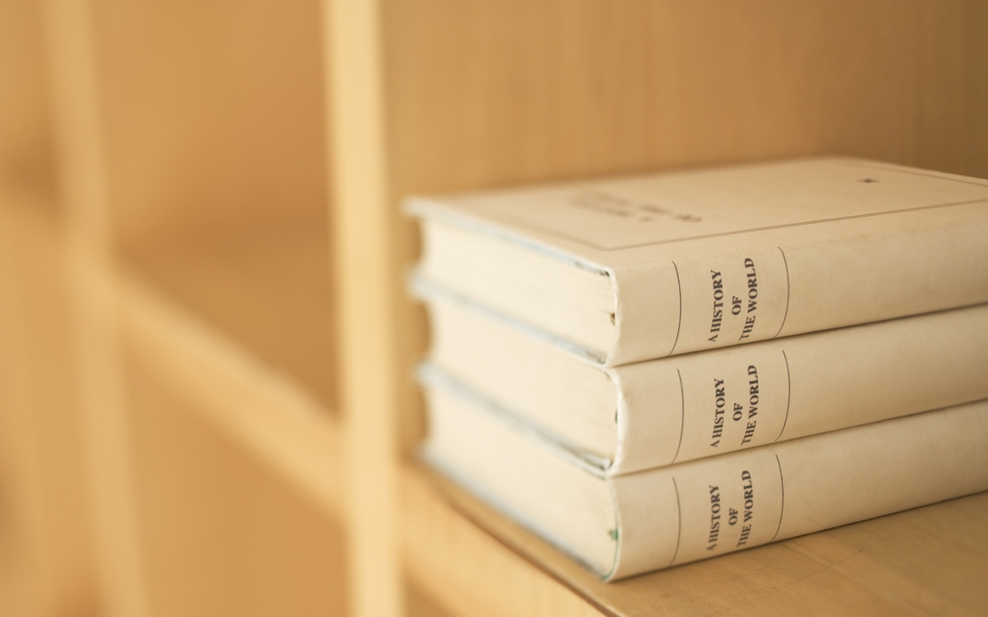 Книги на полке обои