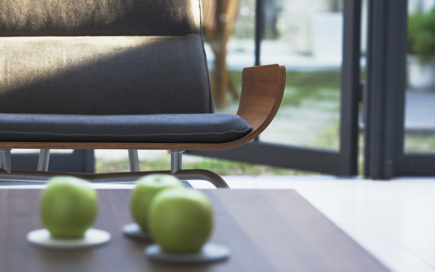 Яблоки на столе обои