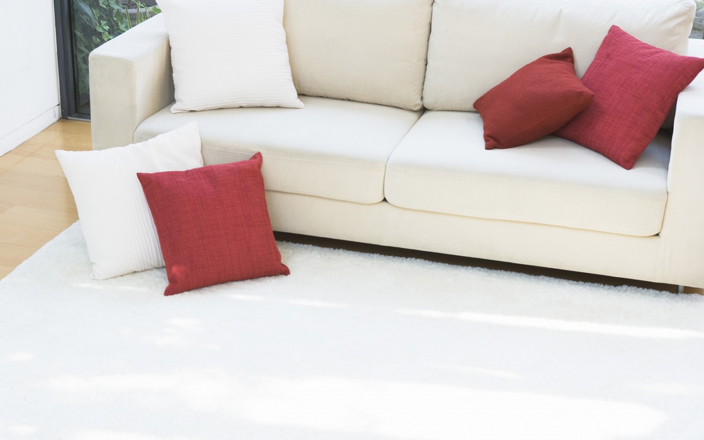 Диван с подушками обои