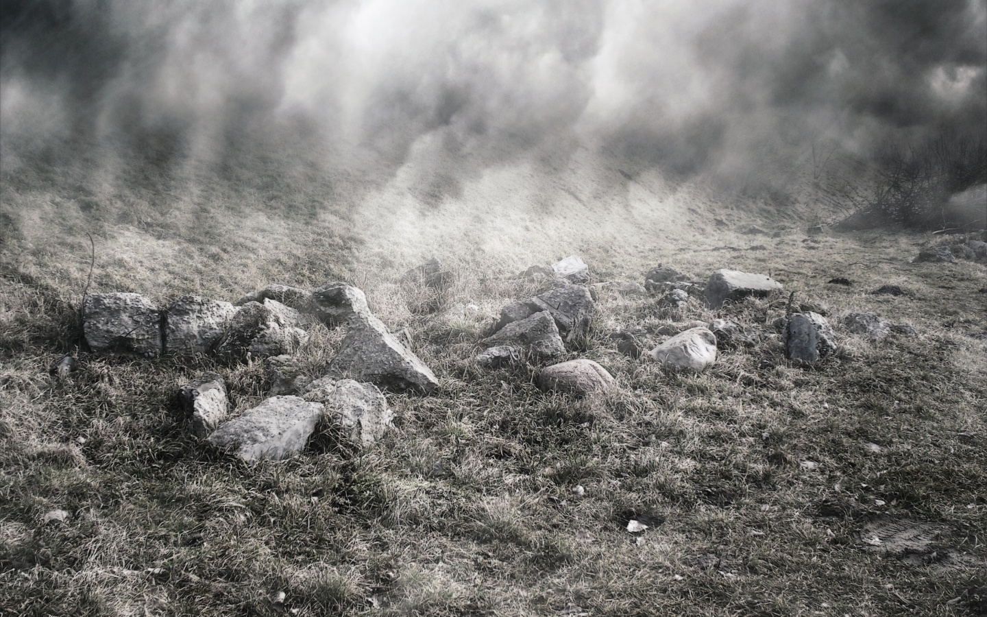 Камни под туманом обои