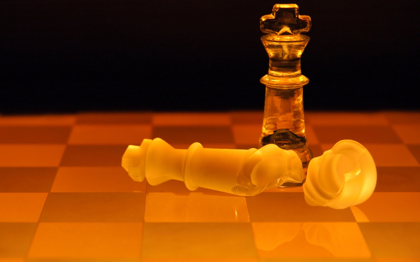 Две шахматных фигуры обои