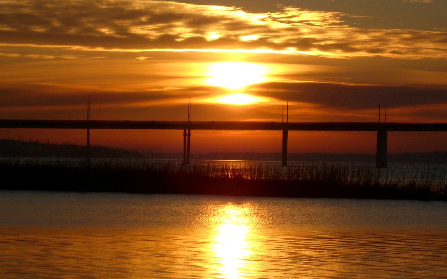 Мост на фоне заката обои