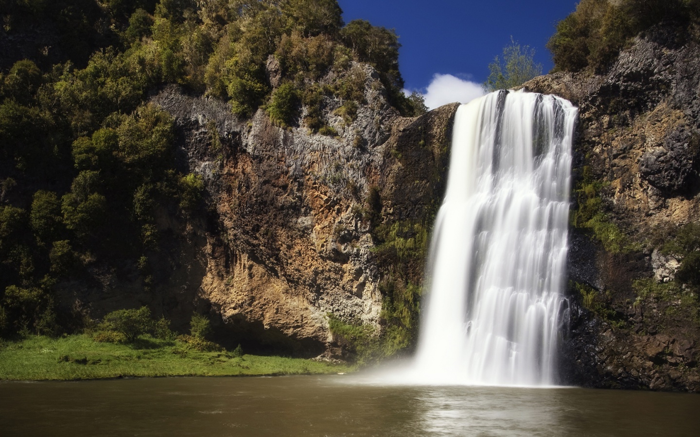 Скалистый водопад обои