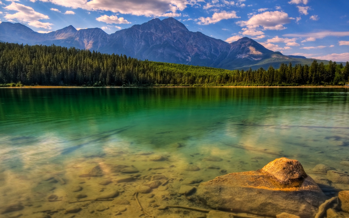 Зеленое озеро обои