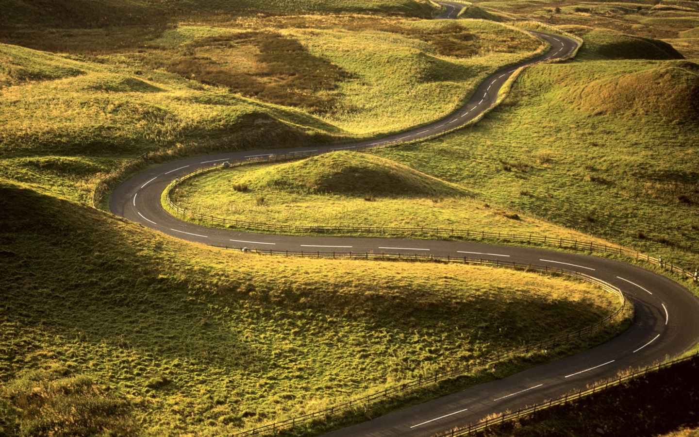 Дорога петляет меж холмов обои