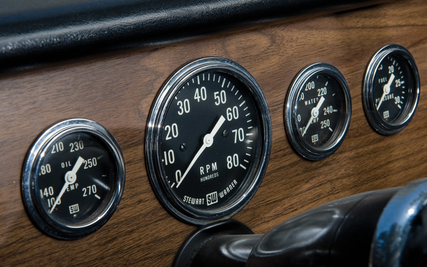 Приборная панель автомобиля Dodge обои