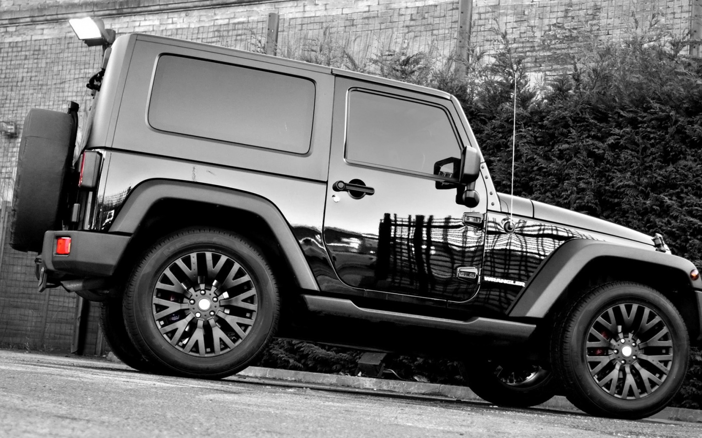 Черный внедорожник обои