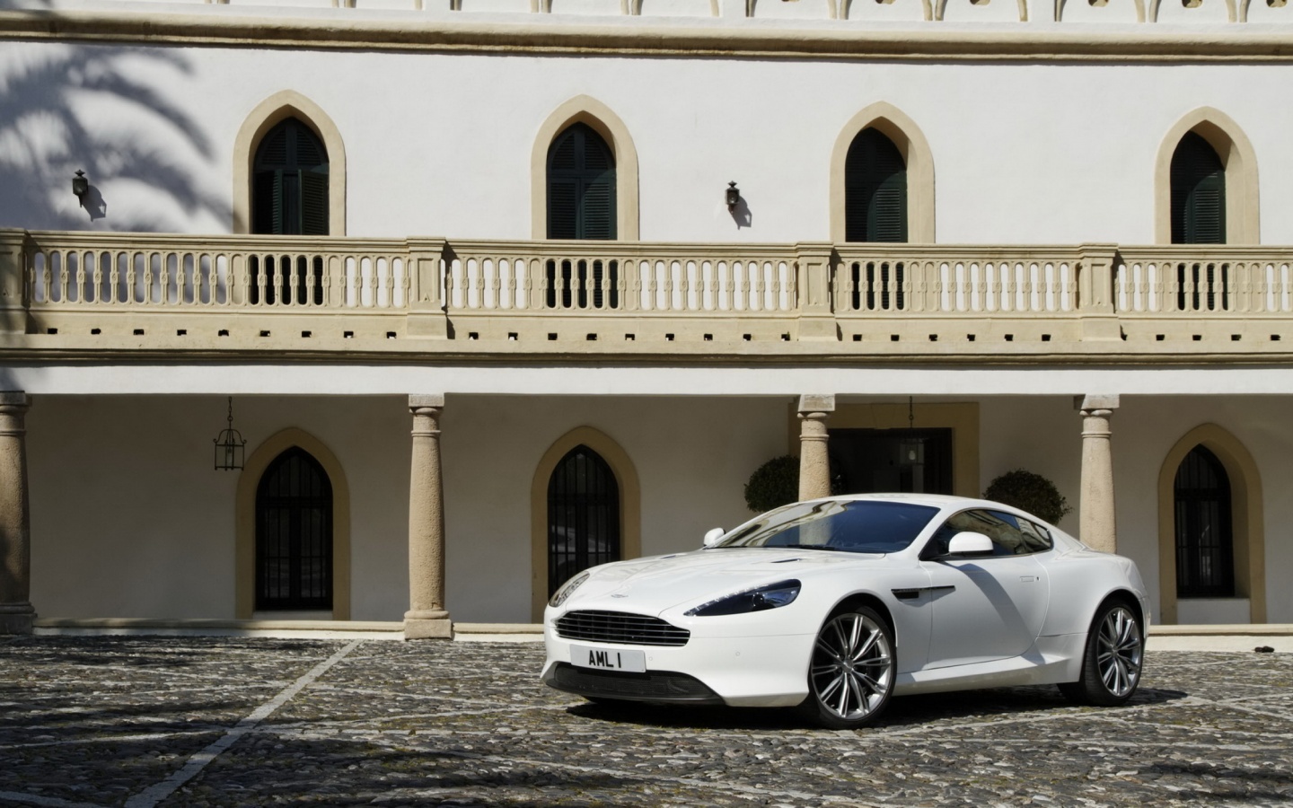 Астон Мартин в дворике дома обои