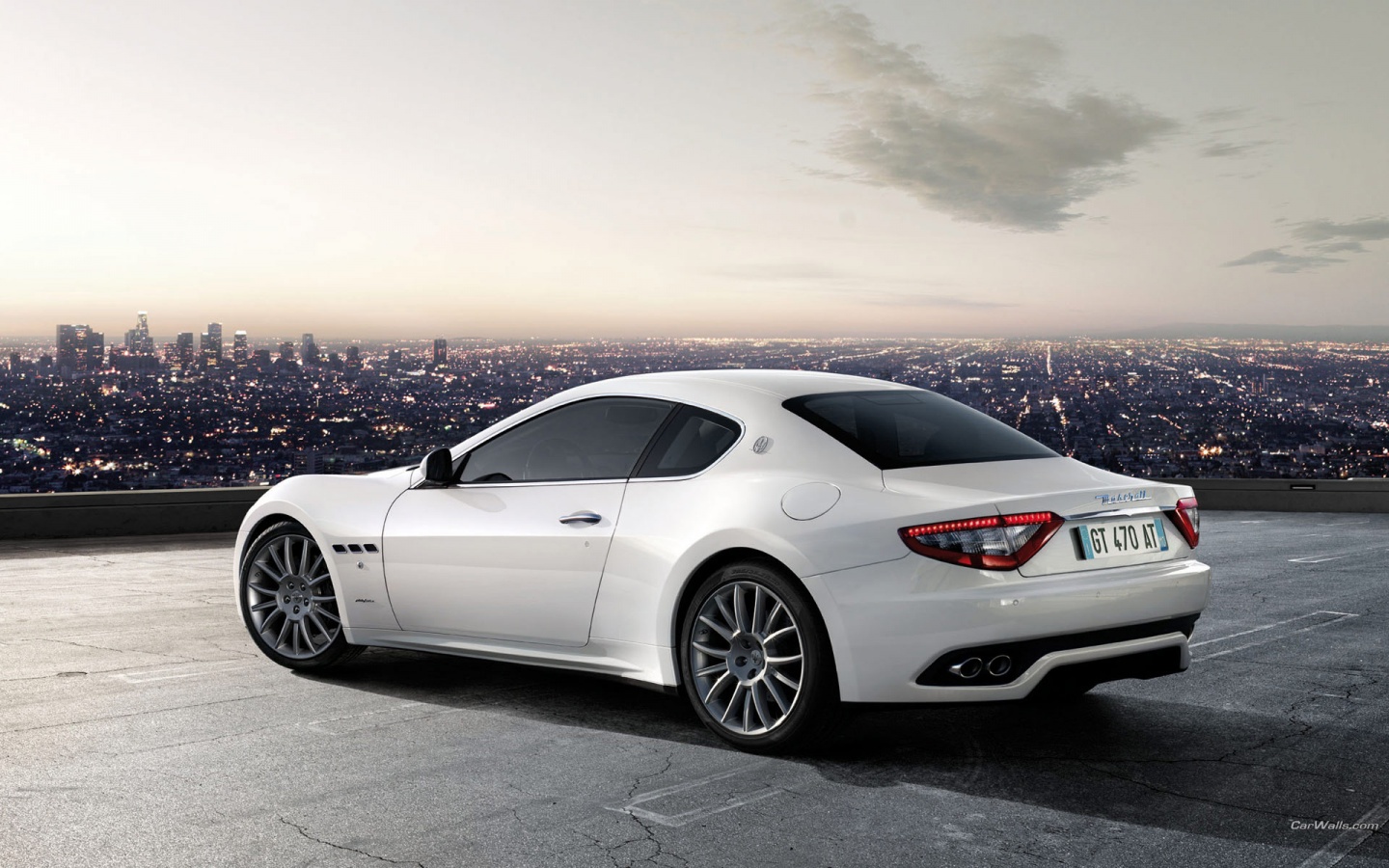Maserati Granturismo на фоне города обои