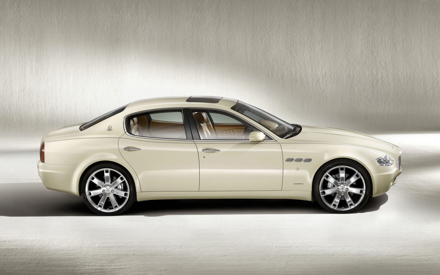 Maserati Quattroporte сбоку обои