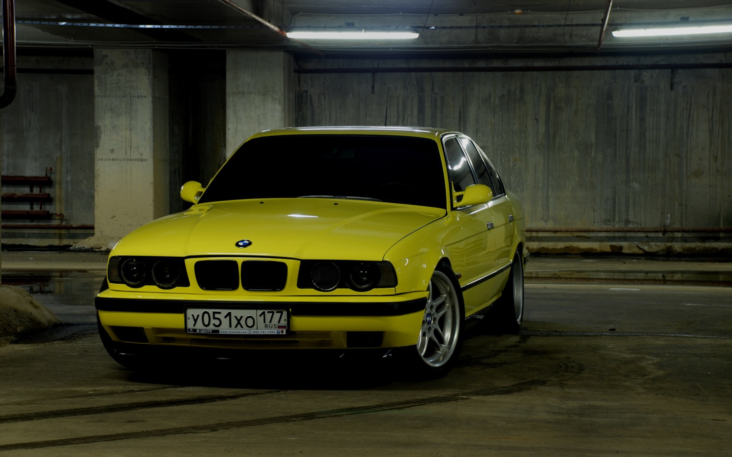 BMW M5 на стоянке обои