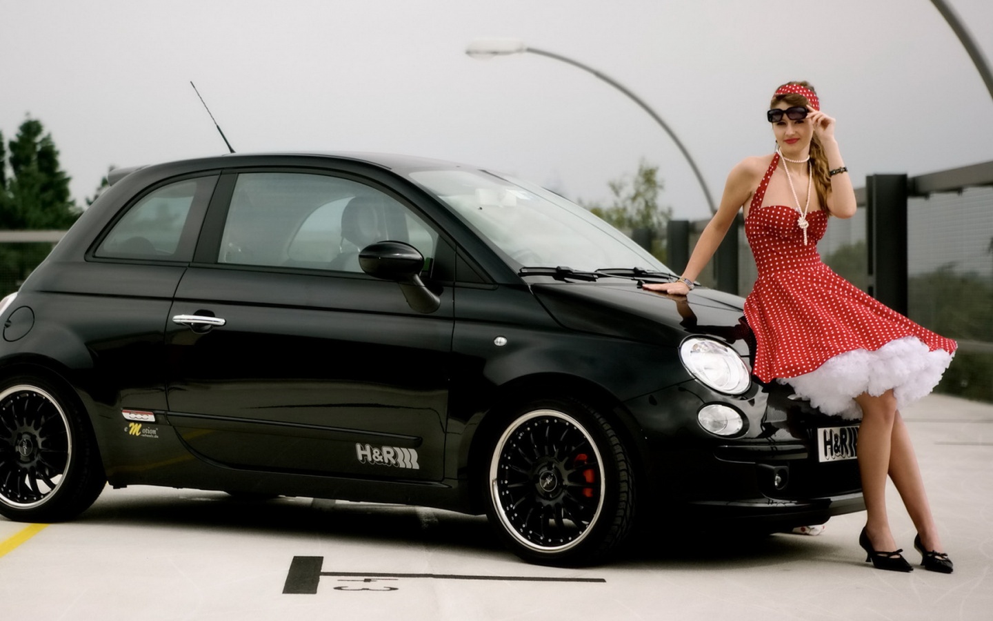 Черный фиат и девушка обои