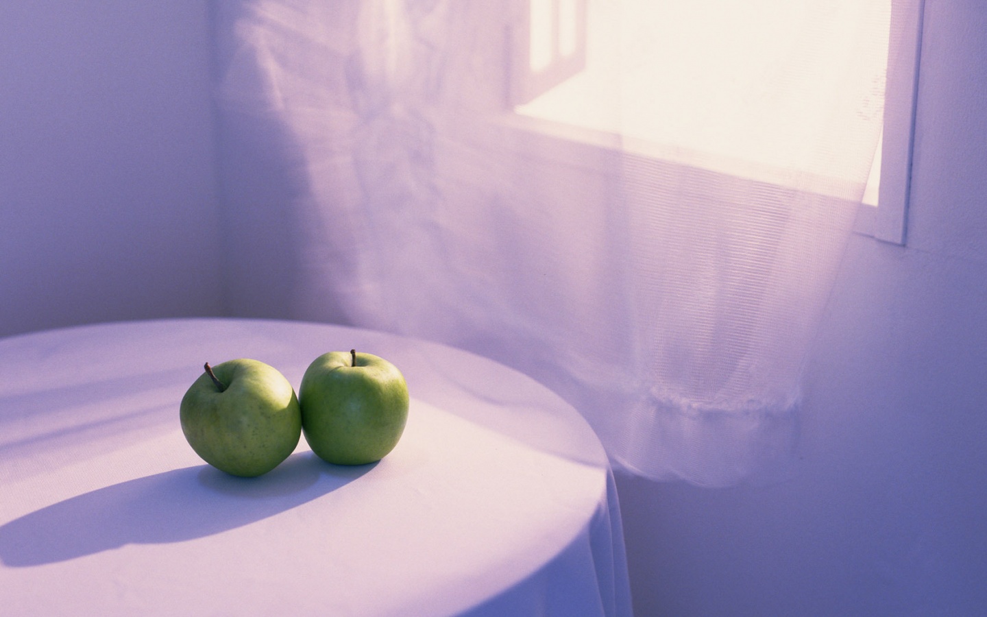 Яблоки на столе перед окном обои