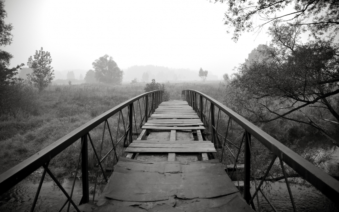 Старый мост на черно-белом фото обои