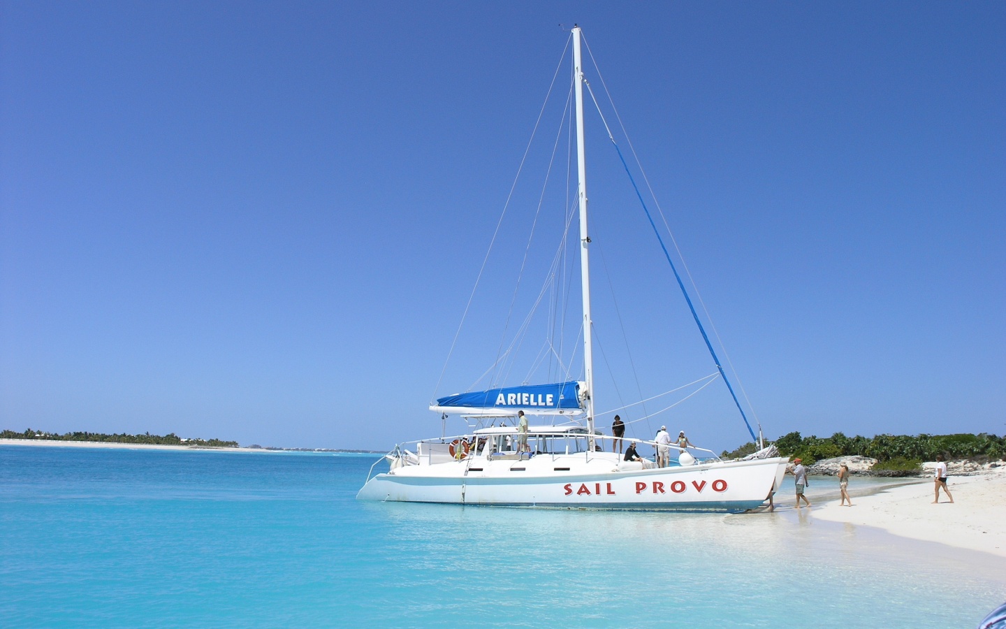 Яхта в голубой лагуне обои